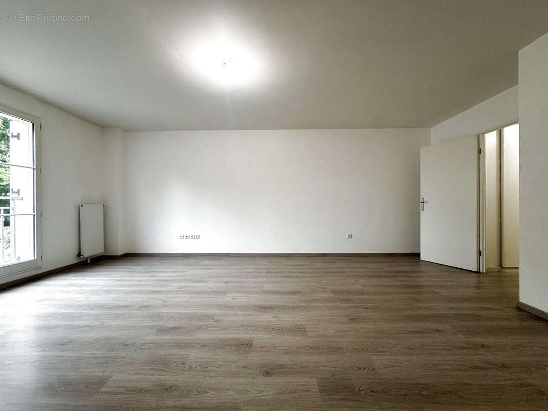 La chapelle en serval , appartement de 3 pièces avec grande terrasse, cave et 2 places de parking en sous sol. - photo 8