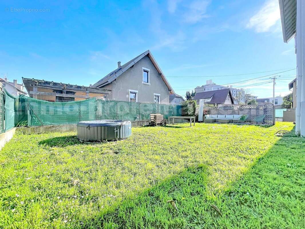 Appartement_T4_Gaillard_belle_superficie_prix_frontière_Suisse_direction_GENEVE_Tram_Ceva_vue_séjour_salon_chambre_ - Maison à AMBILLY
