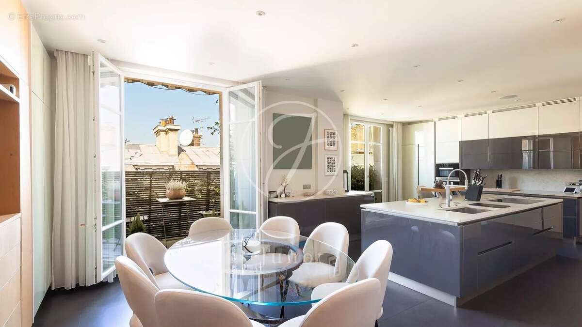 Appartement à PARIS-16E