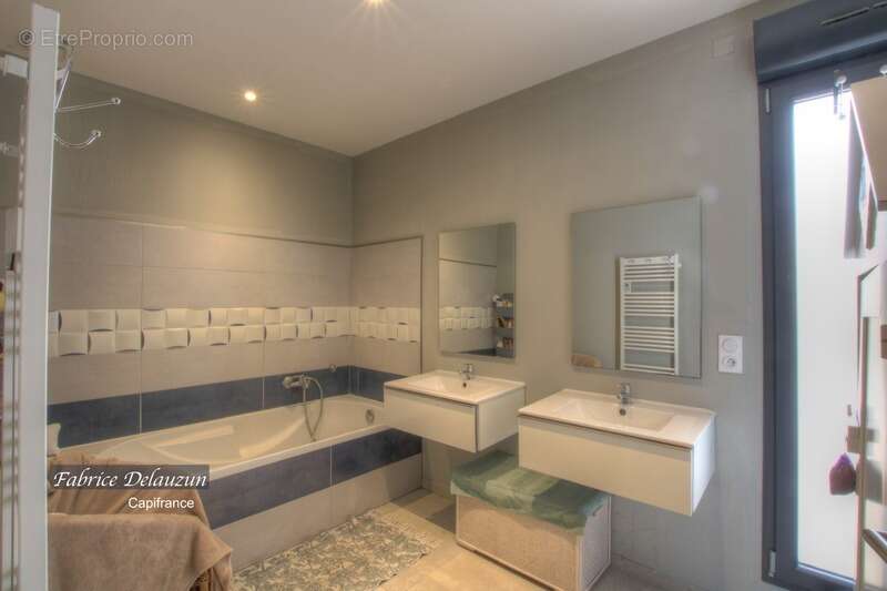 Maison à SAINT-SAUVEUR-DE-CRUZIERES