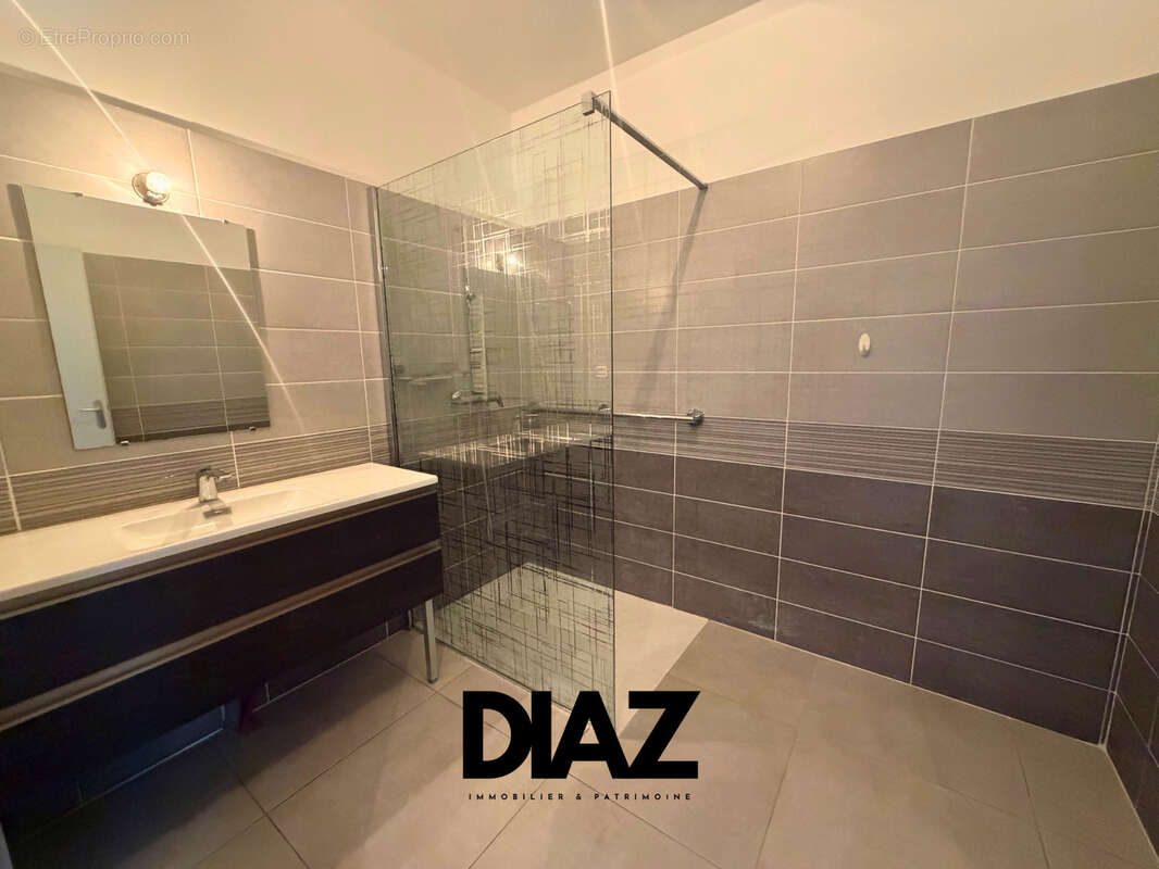Appartement T3 en rez-de-chaussée   Terrasse 20 m2   2 parkings - photo 5