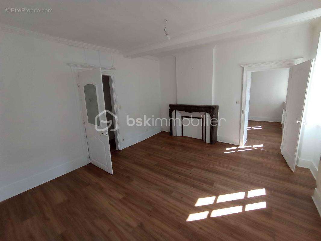 Immeuble au centre ville de vesoul de trois appartements, 2   appartements type 3 et un grand t1 - photo 3