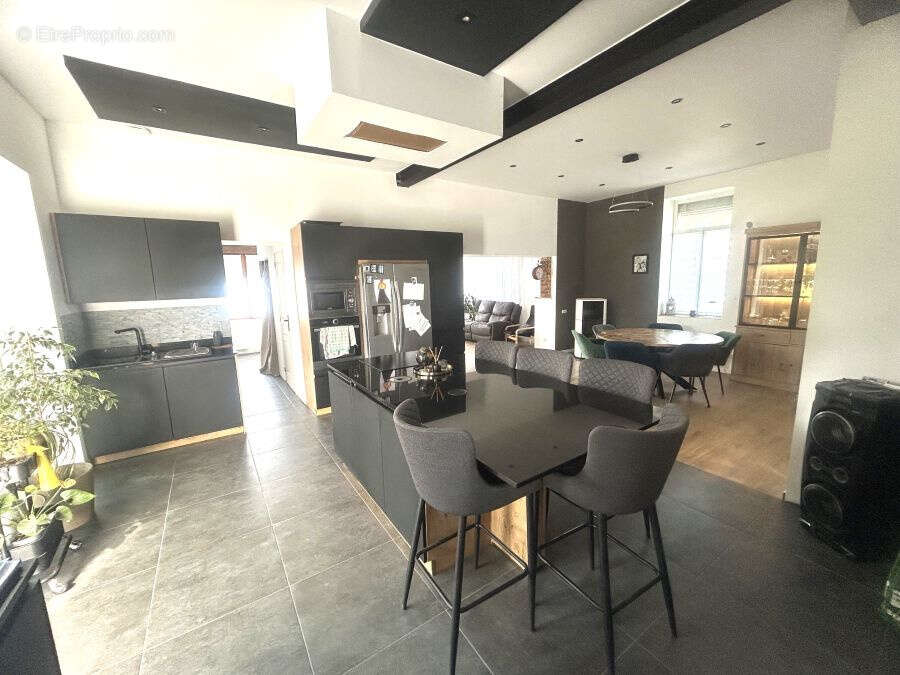 Maison de campagne bénéficiant de beaux volumes bâtie sur 1839m2 avec sa grange attenante à aménager !! - photo 5
