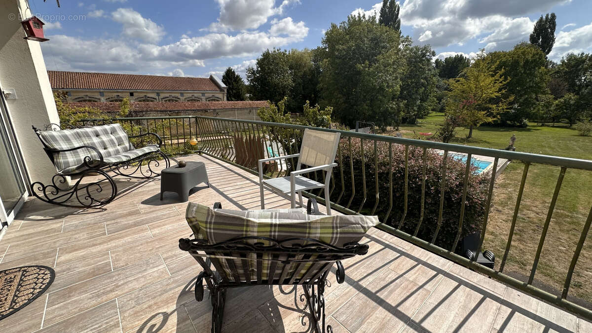 Maison à SAINT-JEAN-D'ANGELY