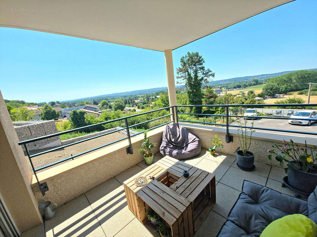 FRONTONAS CENTRE Superbe appartement avec terrasse et vue dégagée ! - photo 8