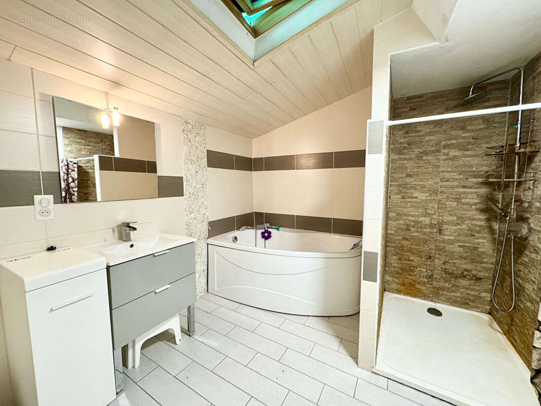 Maison à PERIGNAT-SUR-ALLIER