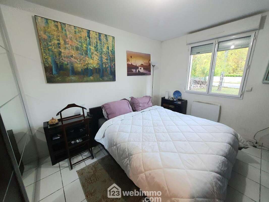 Au RDC, une chambre de 14 m² très spacieuse. - Maison à DAMMARIE-LES-LYS