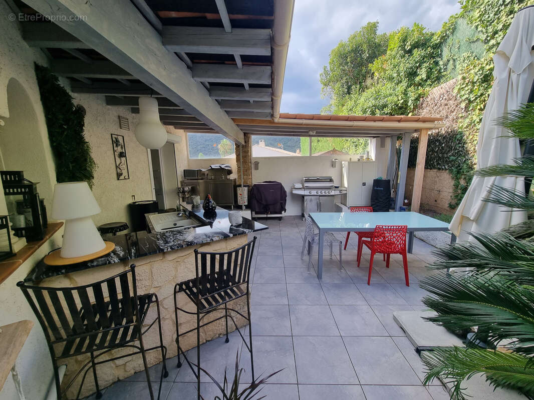 Limite mandelieu ville t4/t5 de 150m2 vue mer panoramique jardin entourant jacuzzi garage - photo 41