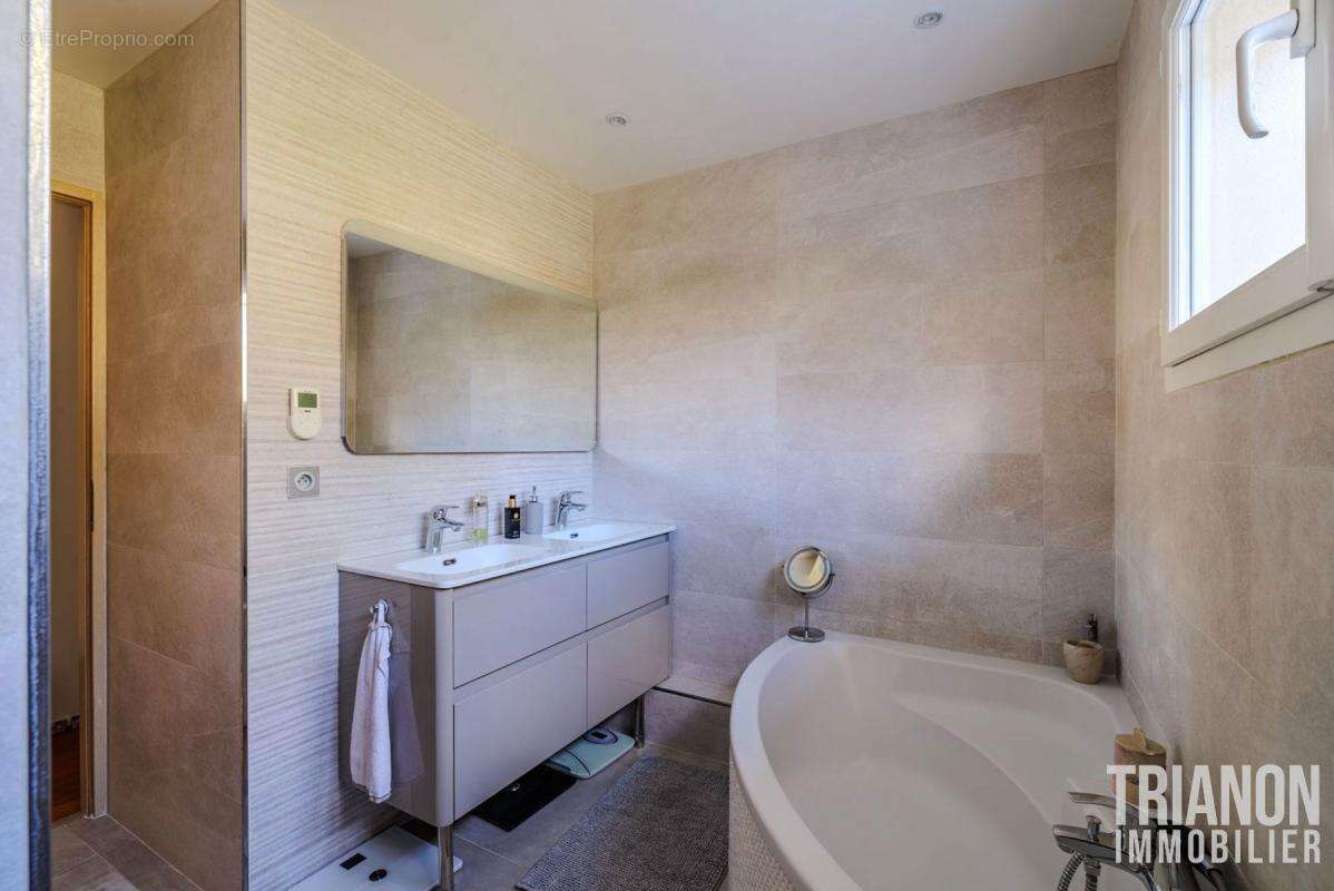 Maison à LE MESNIL-SAINT-DENIS