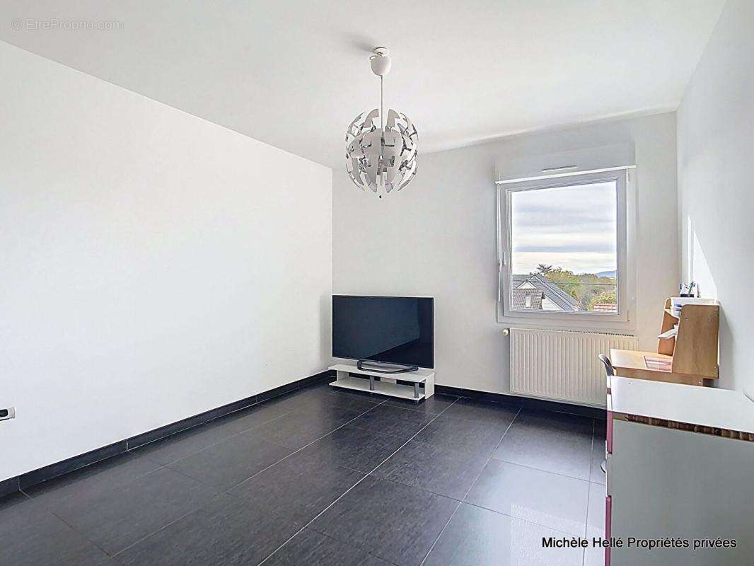 Appartement 138m2, grande pièce à vivre, 3 chambres, 1 bureau,1 place  voiture à l'extérieur, 1 garage fermé - photo 9