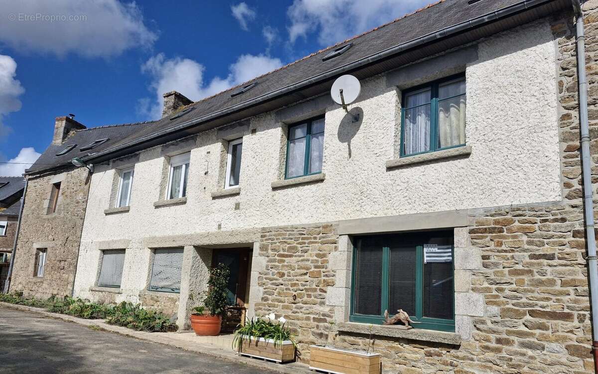 FACADE COMMERCE  - Maison à PLEDELIAC