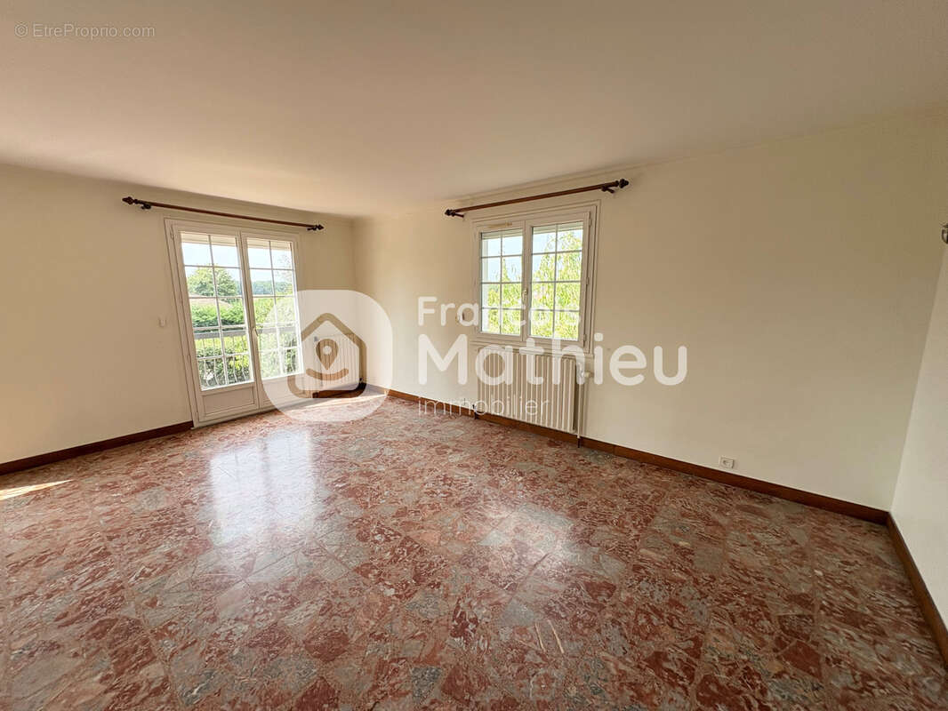 Ambérieux en Dombes : maison sus sous-sol 143m2 hab - 5 pièces + grand garage - 1 304m2 de terrain - photo 6
