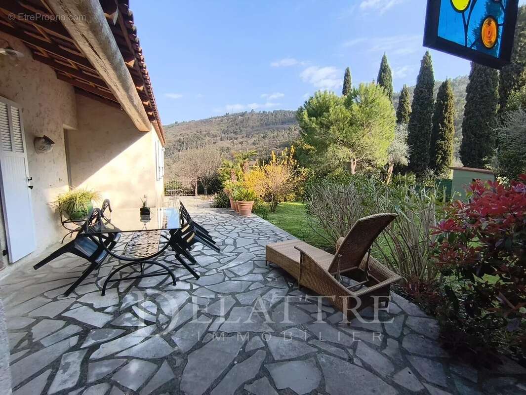 Maison à CHATEAUNEUF-GRASSE