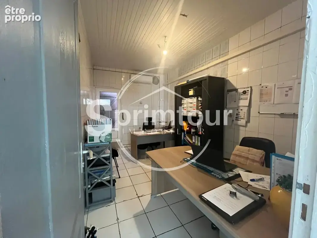 BASSE-TERRE - Immeuble avec bureaux en très bon état - libre d'occupation - photo 5