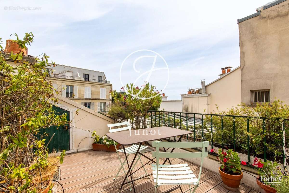 Paris 18e - HAUT MONTMARTRE / PLACE JEAN BAPTISTE CLÉMENT  - Appartement  à vendre - 4 pièces - 90,84m² Carrez - 107,84m² au sol - photo 28