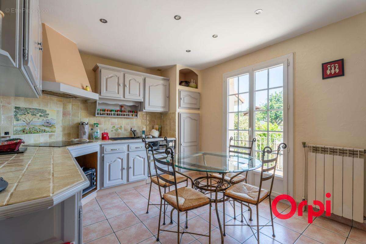 Maison familiale de 131 m² avec piscine, bureau et sous-sol complet - photo 10