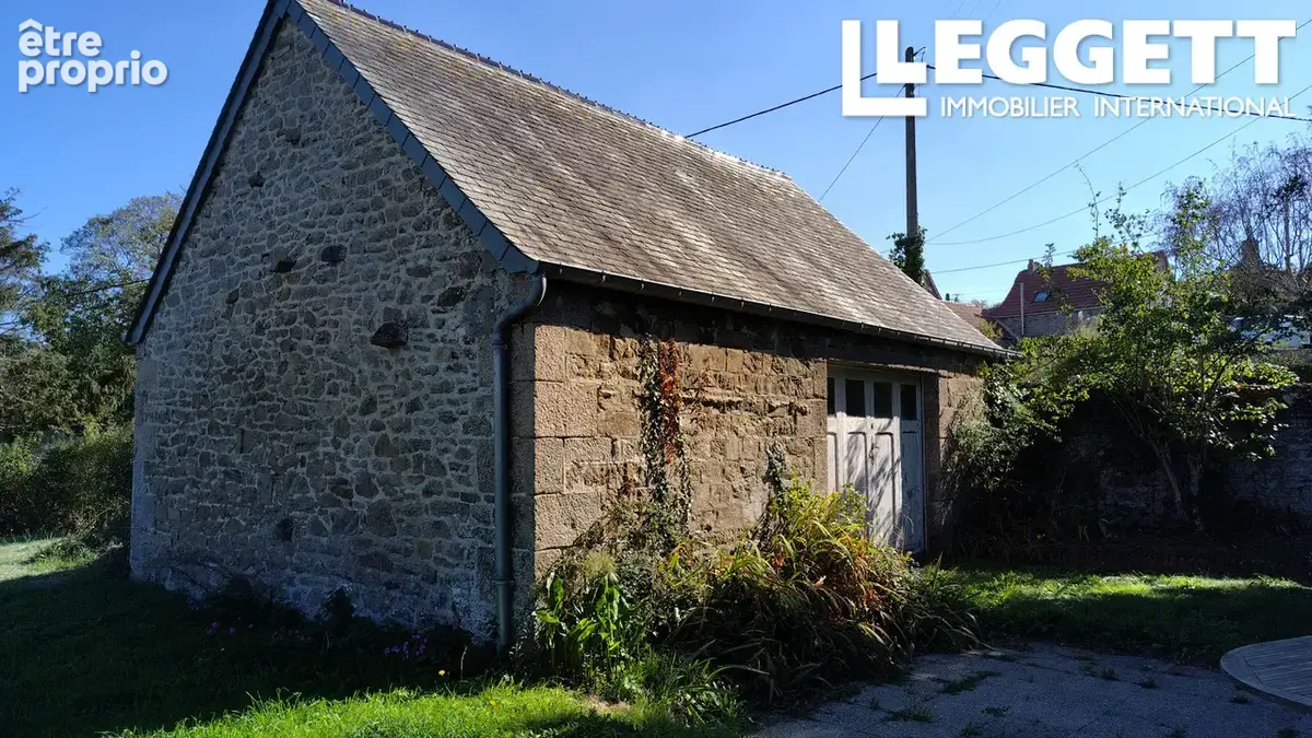 Maison à vendre à Fermanville avec vue mer, terrain de 1 400 m² et dépendance - photo 2