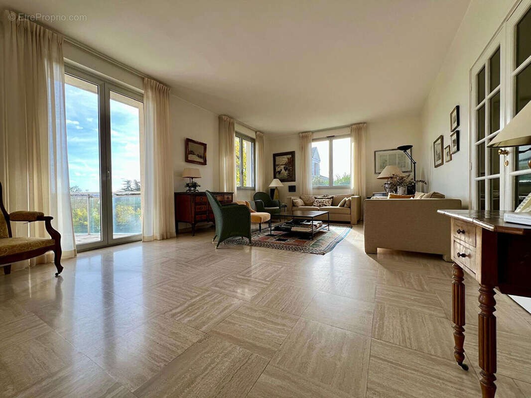 Maison à LE MESNIL-LE-ROI