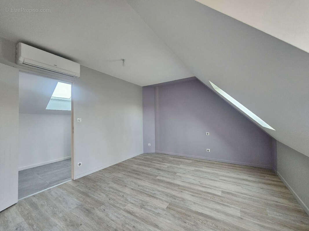 Maison à CREUZIER-LE-VIEUX