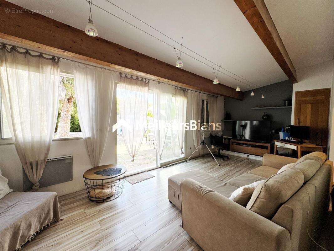 Maison à VIC-LA-GARDIOLE