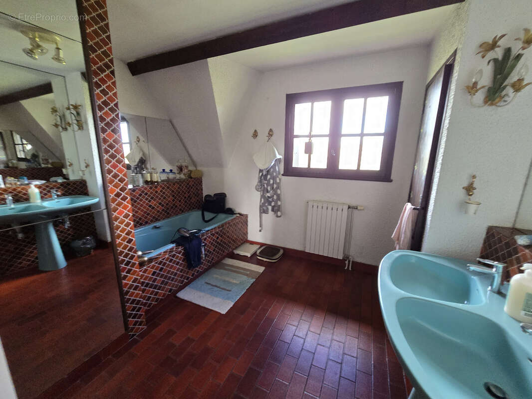 Maison à SAINT-REMY-EN-ROLLAT