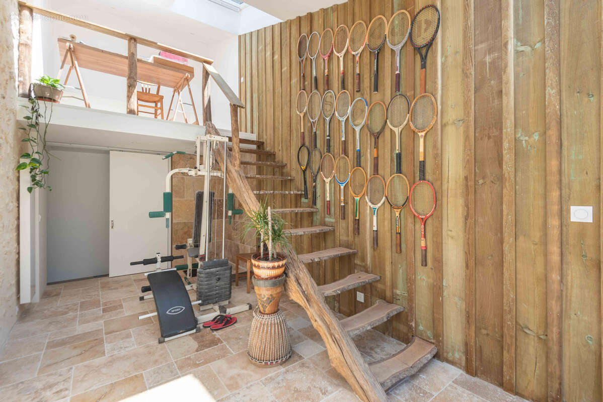 Maison en pierre atypique - 300 m2 - hab. independ. - photo 11