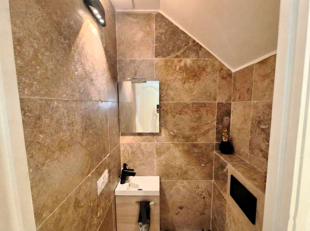 Appartement à PERON