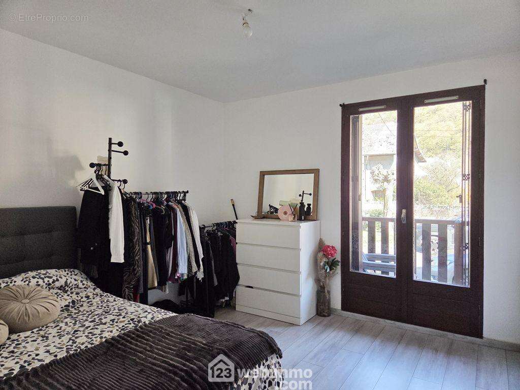 dont une avec un placard et un balcon. - Appartement à LA BATHIE