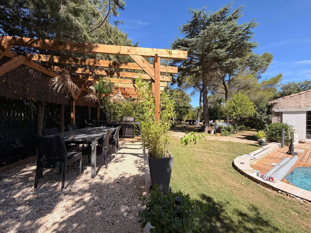 NIMES CAMPLANIER Superbe maison de plain pied,7 pièces de 250 m2 avec dépendance, jardin et piscine - photo 8