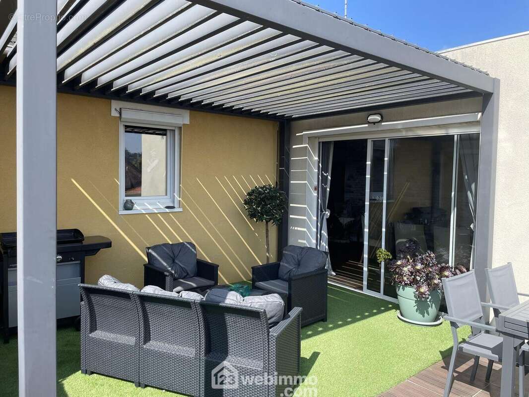 Terrasse exposée sud avec pergolas bioclimatique. - Maison à JARD-SUR-MER