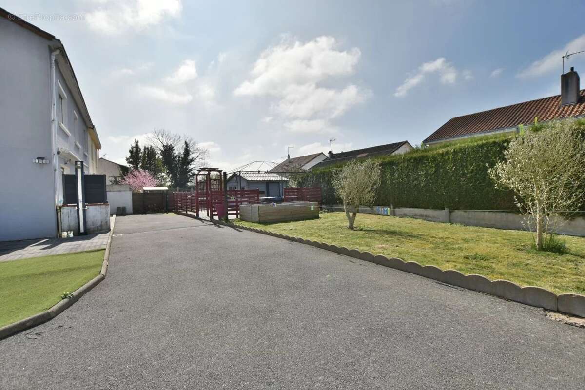 Maison à LA TESSOUALLE