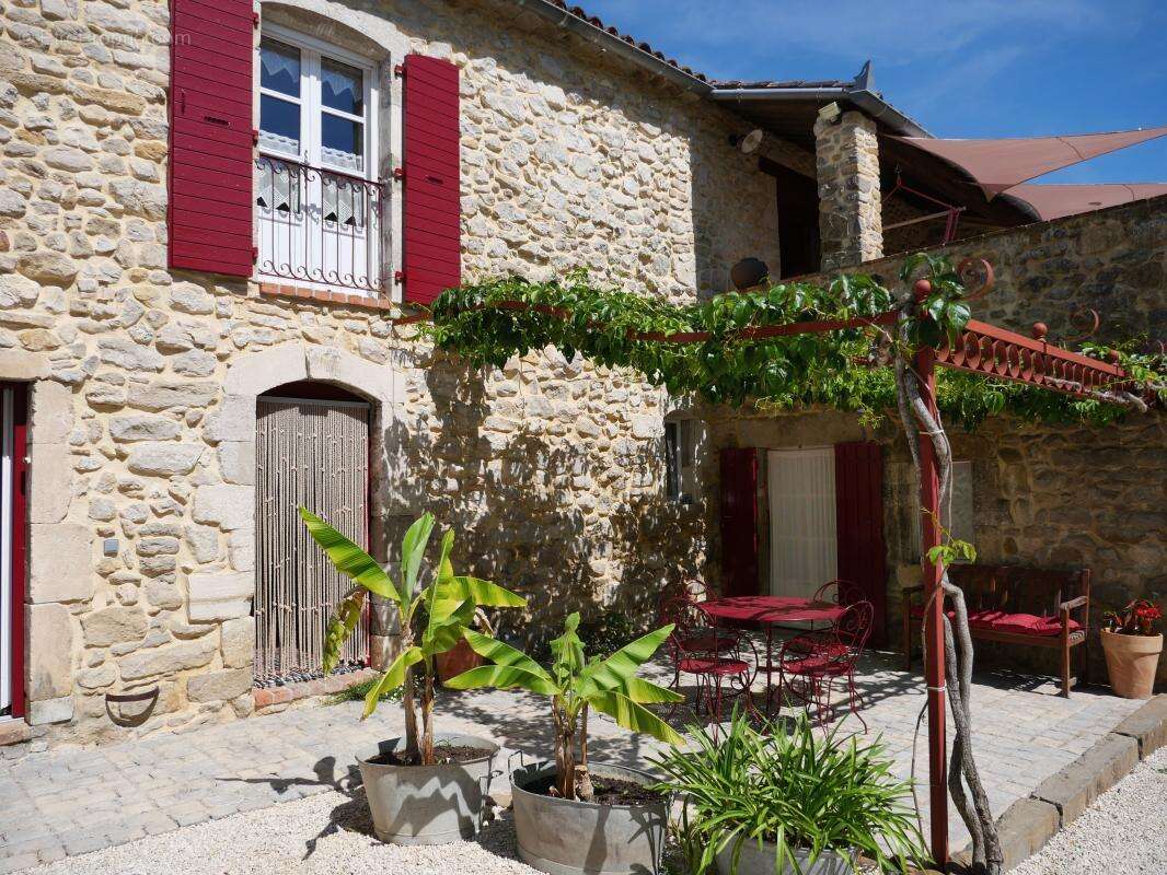 Maison à SAINT-JEAN-DE-MARUEJOLS-ET-AVEJAN