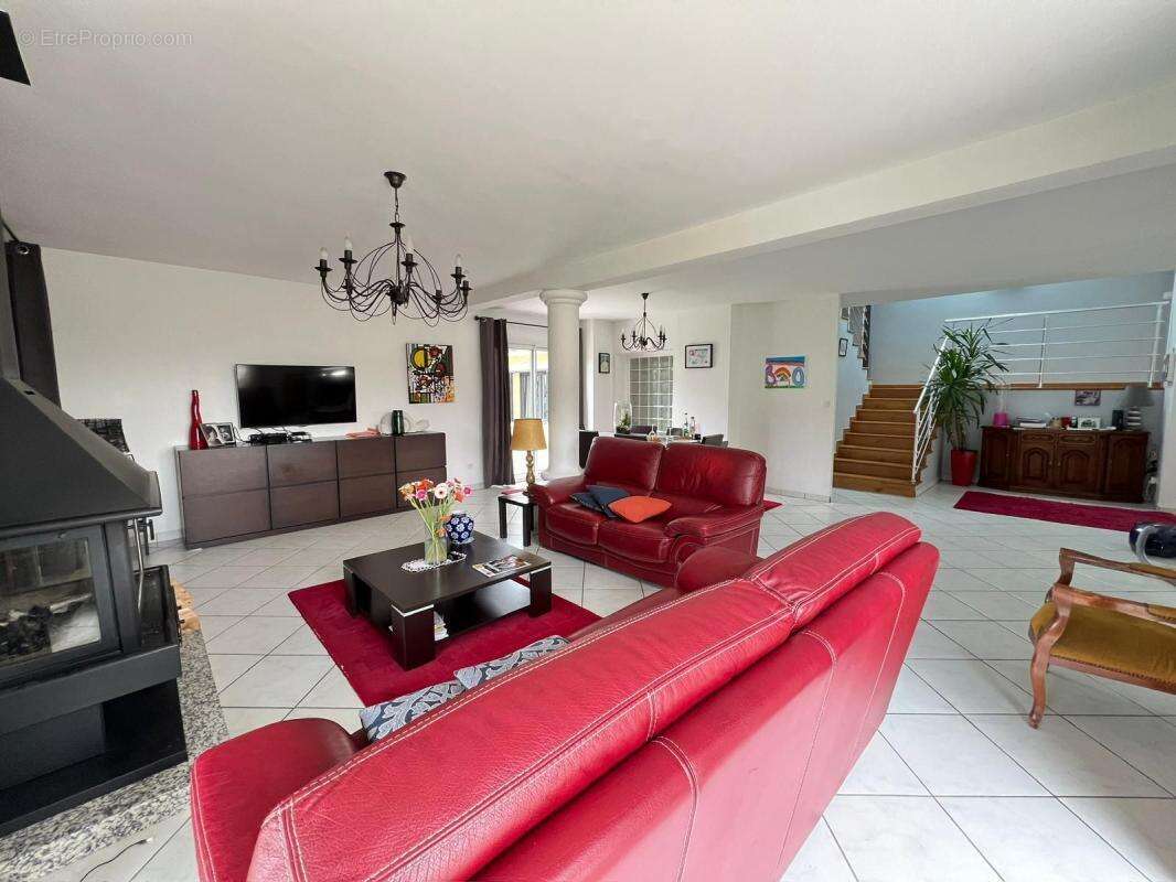 À moins de 10 minutes du centre-ville d'Aix-les-Bains – A vendre belle maison individuelle aux volumes généreux, idéale pour une - photo 2