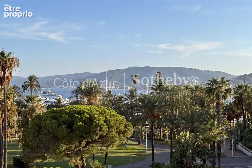 Cannes Croisette, appartement rénové avec deux chambres en suite et terrasse face à la mer - photo 9