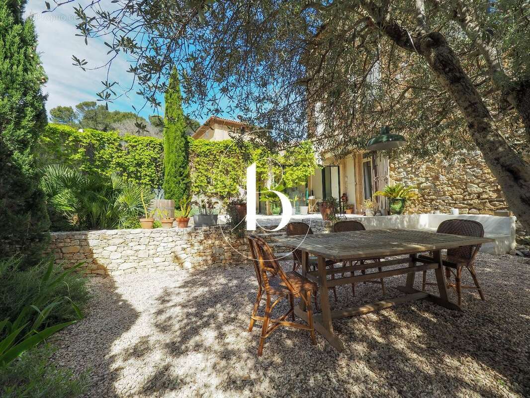 Maison à LAUDUN-L'ARDOISE