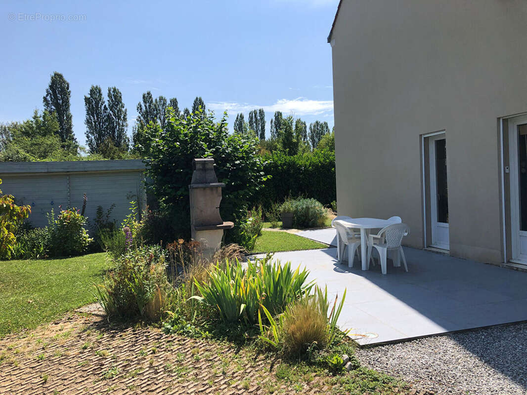 TOUSSUS LE NOBLE Maison familiale avec jardin et garage - photo 4