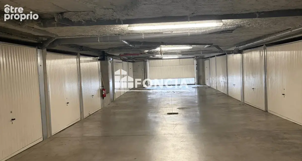 St Genis Pouilly  :  Dans résidence sécurisé garage en sous sol de 15.54m2 - photo 4
