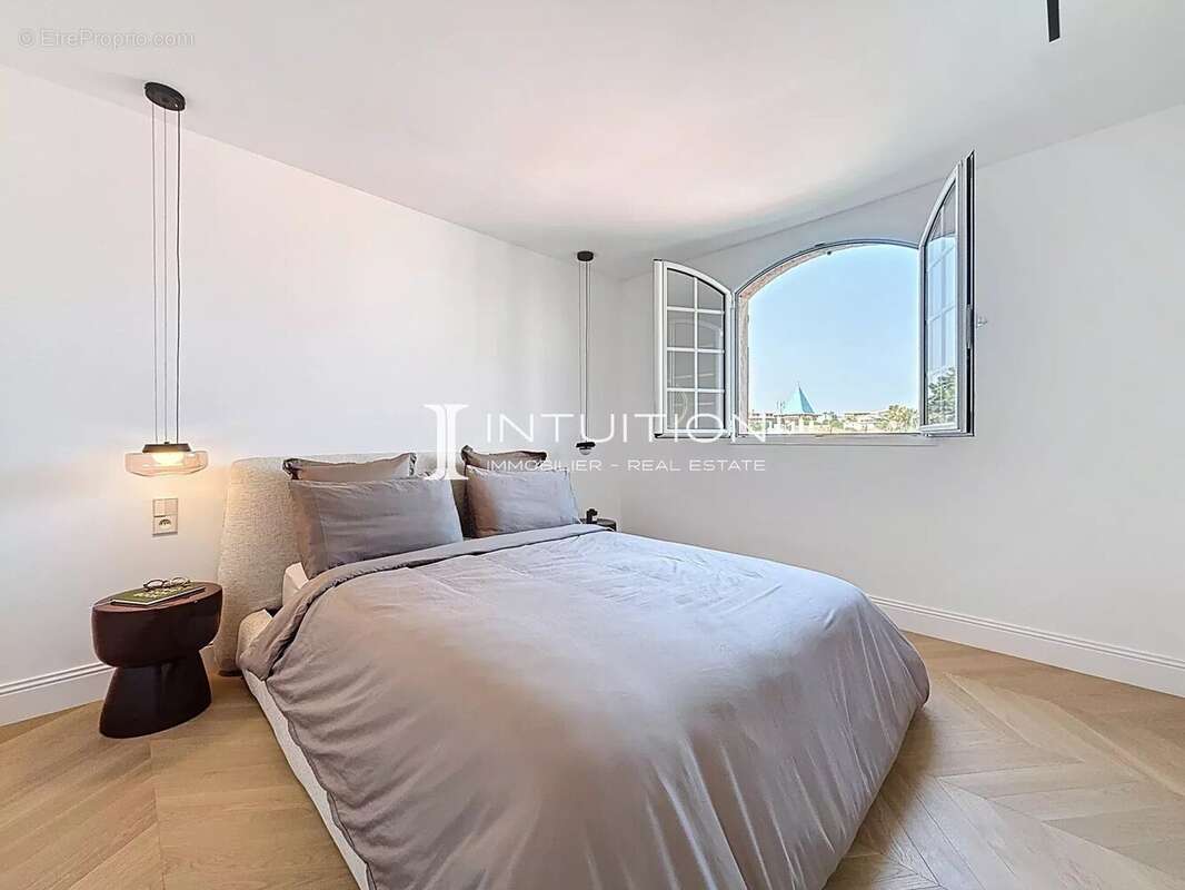 Saint Laurent du Var : 3 pièces entièrement rénové au dernier étage avec garage - photo 7