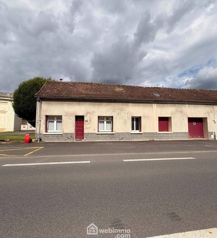 Ensemble immobilier avec une maison principale de 83,1 m1... - Maison à LES ORMES
