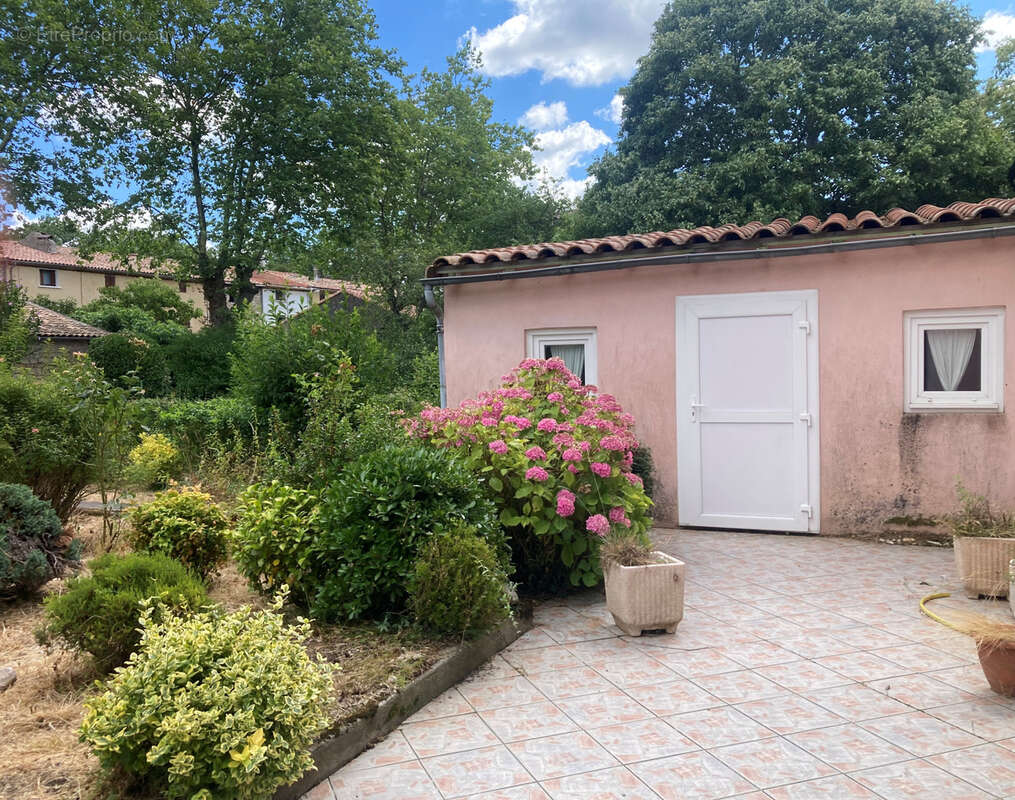 dans village vivant, charmante maison en bon état avec jardin, atelier, et garage. - photo 2