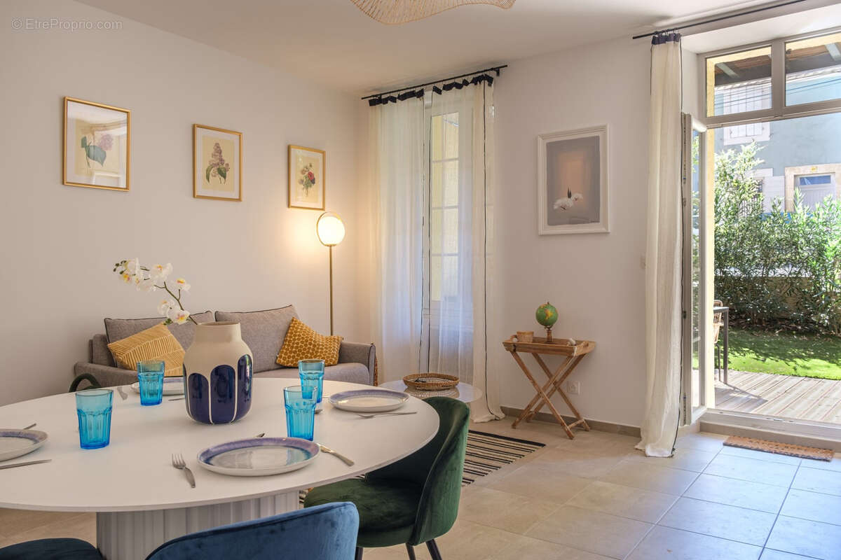 Appartement à LA ROQUE-D&#039;ANTHERON