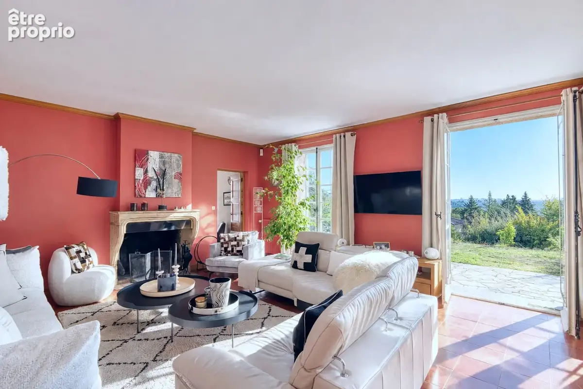 Panorama exceptionnel pour cette propriété de 300m2 sur 3 300m2 de terrain. - photo 3