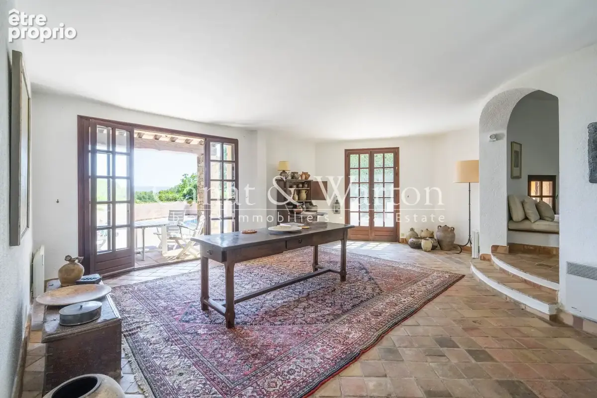 Sous compromis: domaine sécurisé à cavalaire, villa avec vue mer & piscine - photo 4