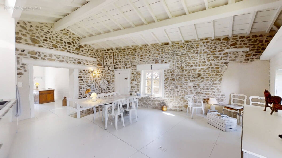 Maison à TOURS-SUR-MEYMONT