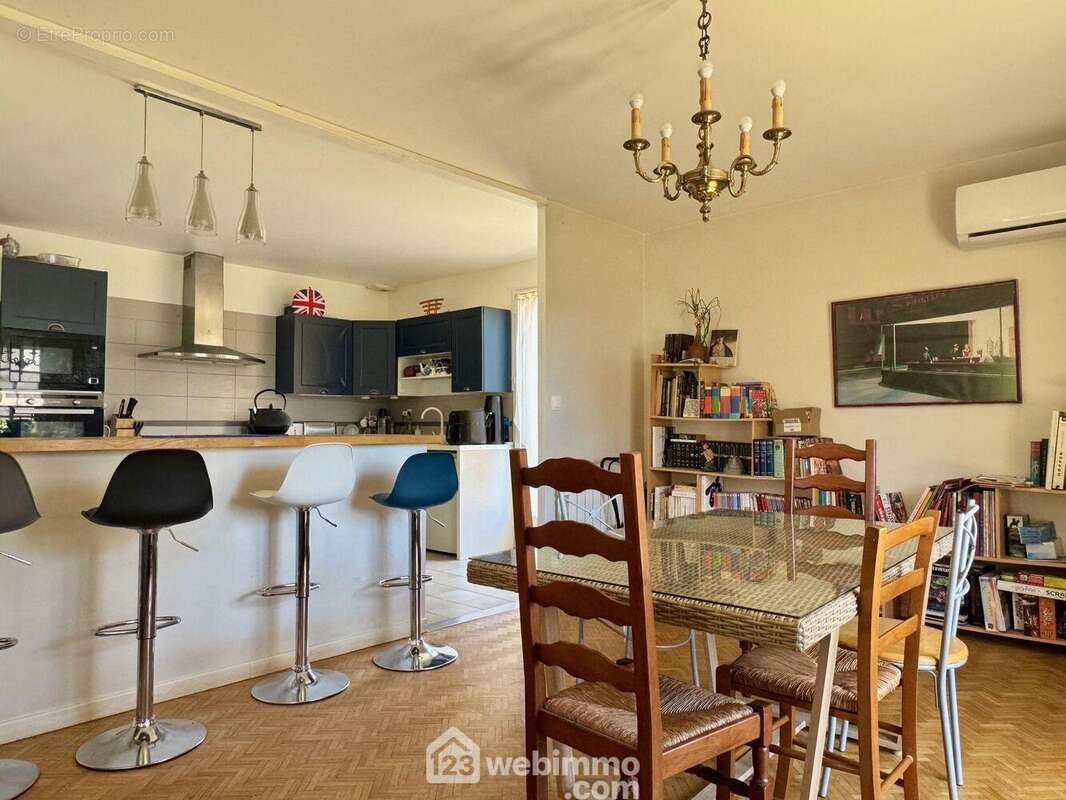 Cet espace ouvre sur la cuisine de 13 m2, - Maison à POITIERS