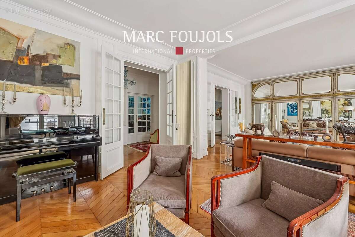 Appartement à PARIS-16E