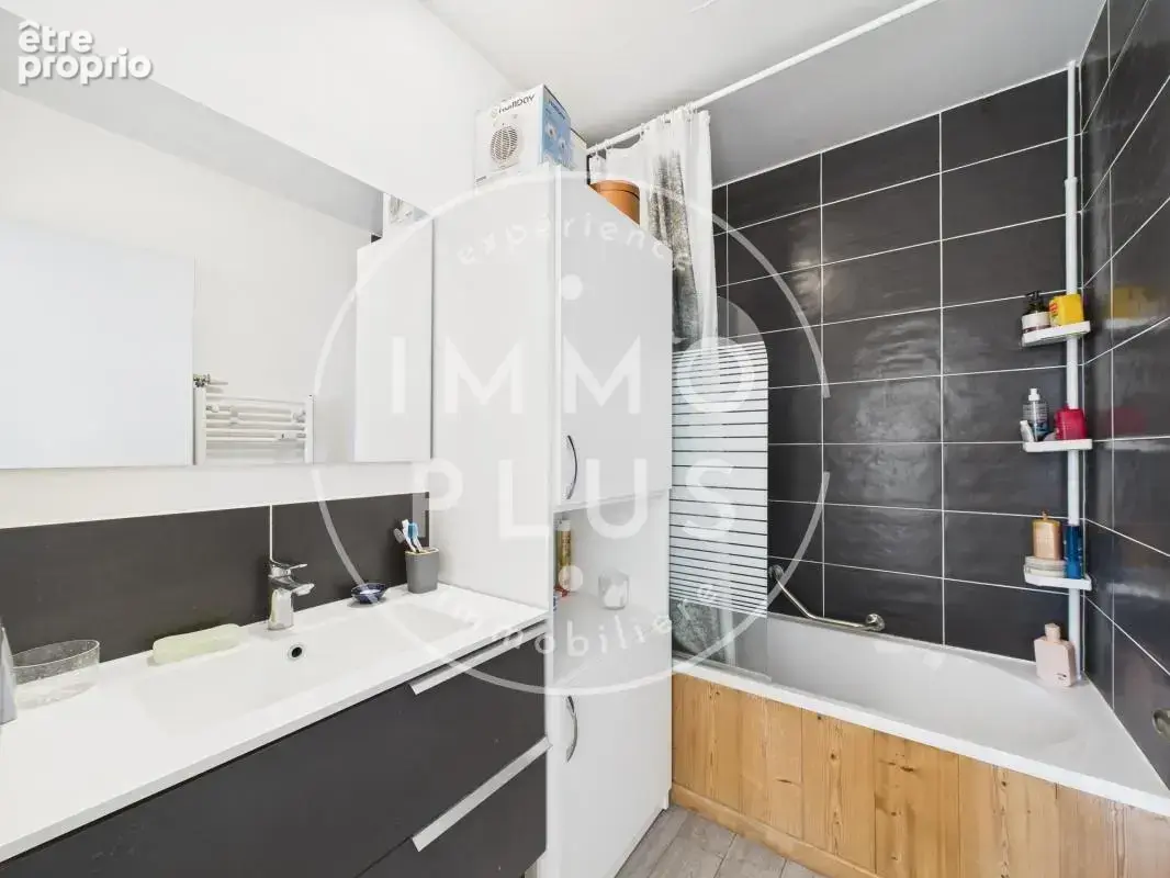 Vente - Appartement - 4 pièces + cuisine - 76 m² - 285 000 € - - photo 6
