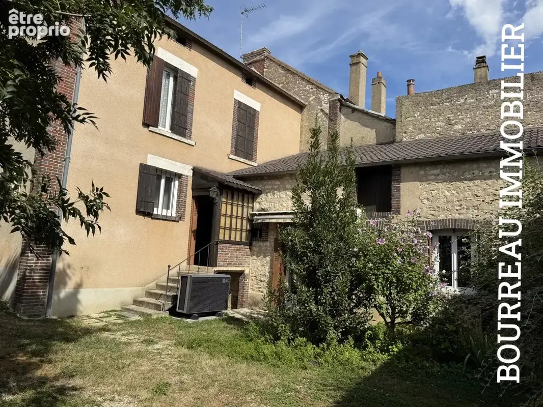 Maison à LAROCHE-SAINT-CYDROINE