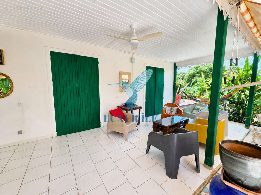 Baie-Mahault   Secteur recherché de La Jaille  Superbe villa T4 avec piscine et jardin - photo 19