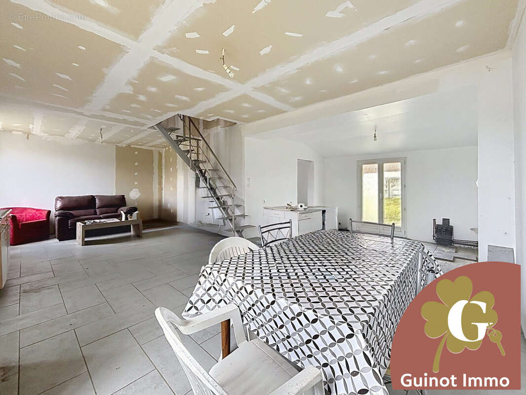 Salon-Séjour - Maison à LA TRINITE-DU-MONT